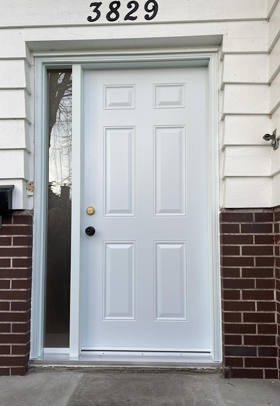 Elegant white entry door with narrow side-light custom-made for Canadian homes in Pitt Meadows